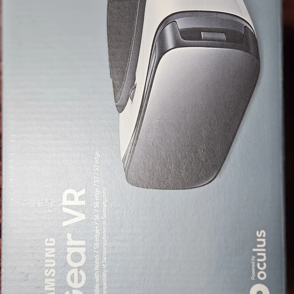 Samsung Gear VR Headset - Black and White